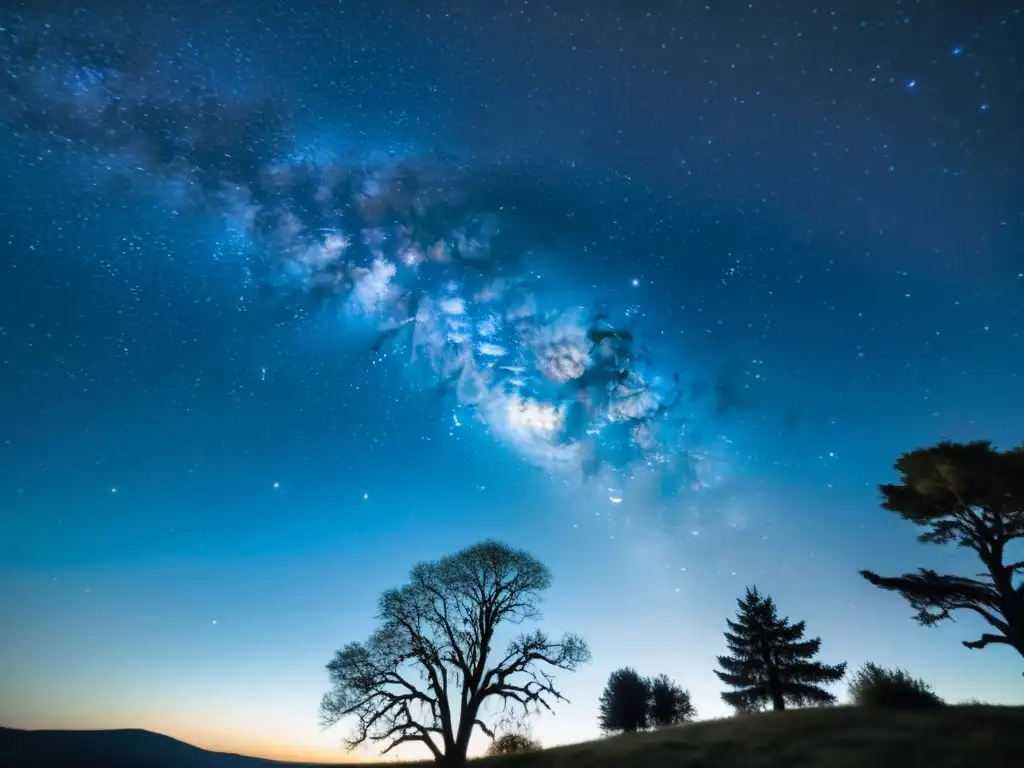 Una fotografía vintage del cielo estrellado, con constelaciones visibles y la Vía Láctea