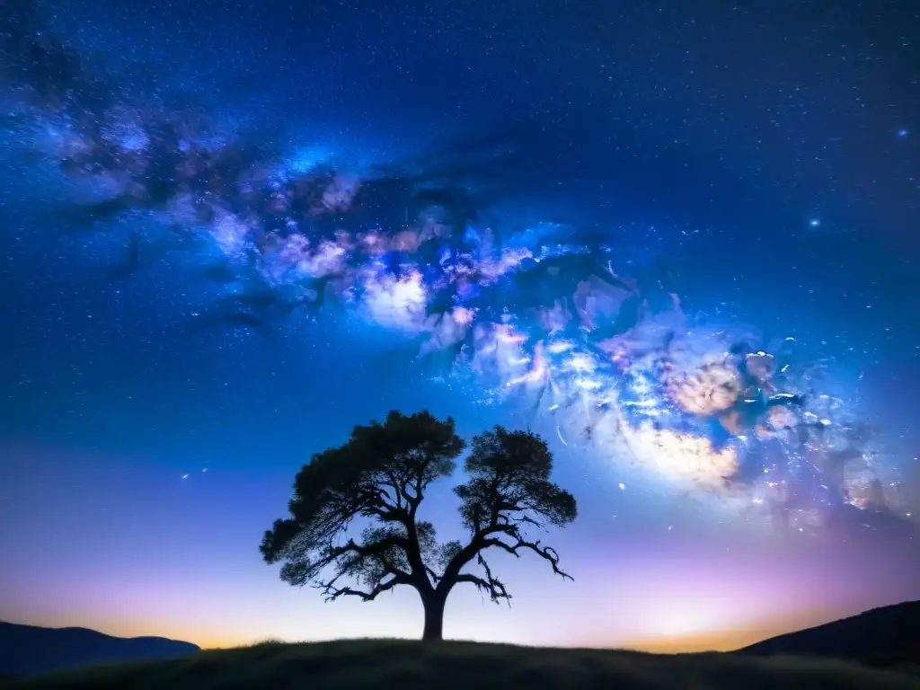 Fotografía de Cielo Profundo Secretos: Una noche estrellada con la Vía Láctea como un río celestial, y un árbol solitario en primer plano